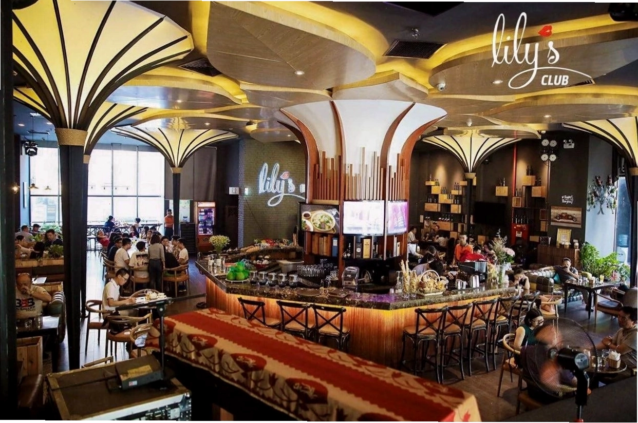 Không gian nhiều cây xanh tại quán cafe Lê Văn Lương