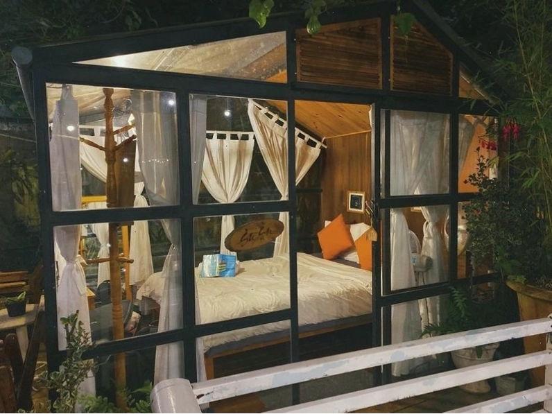 Không gian nội thất ấm cúng của phòng riêng tại In The Pines