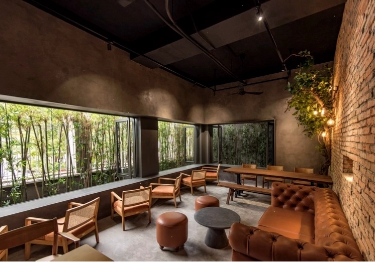 Không gian nội thất ấm cúng tại The 59 Cafe với bàn ghế gỗ và cửa sổ lớn