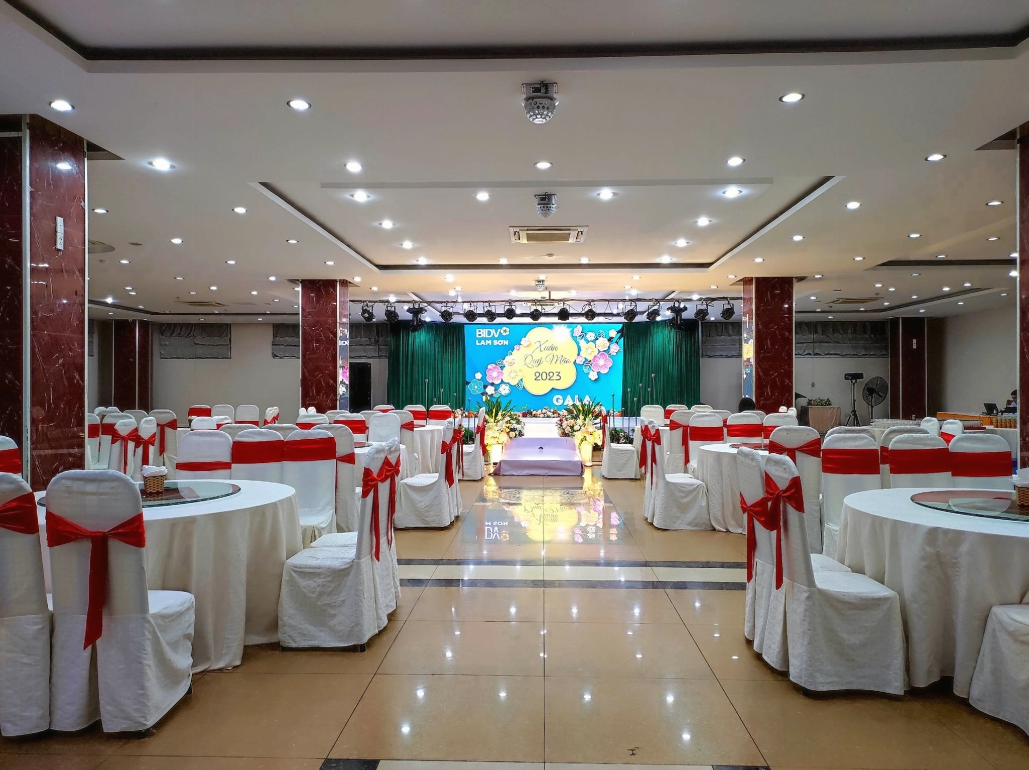 Không gian phòng ăn tại Khách sạn Thiên Ý
