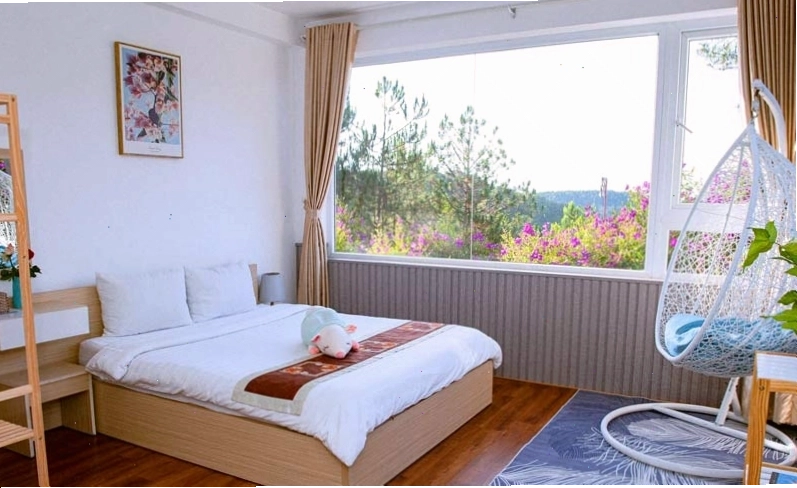 Không gian phòng Hill View Room với view đồi thông Đà Lạt
