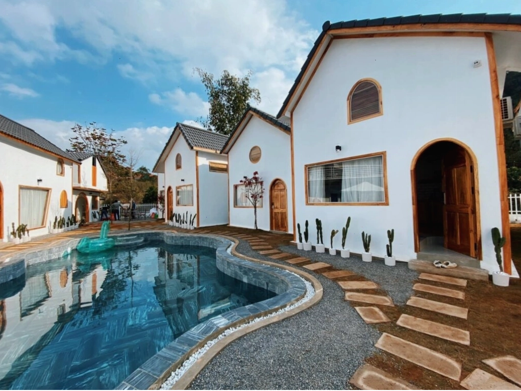 Không gian phòng khách ấm cúng của một villa Mộc Châu