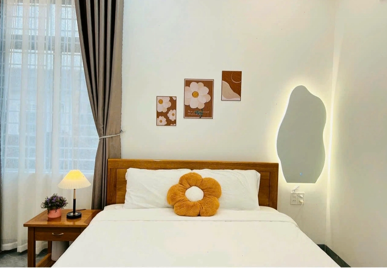 Không gian phòng khách Nhà Mình Homestay Huế với tông màu trung tính