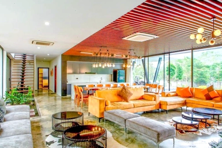Không gian phòng khách tại L Plus Mansion Villa Kim Bôi Hòa Bình tươi sáng và tinh tế