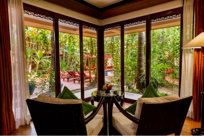 Không gian phòng khách tại phòng Suite nhìn ra vườn