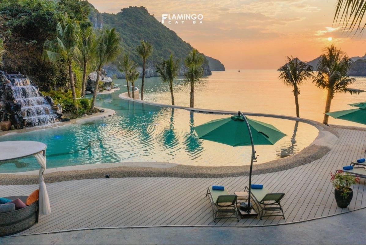 Không gian phòng nghỉ tại Flamingo Cat Ba Resort với view biển thơ mộng