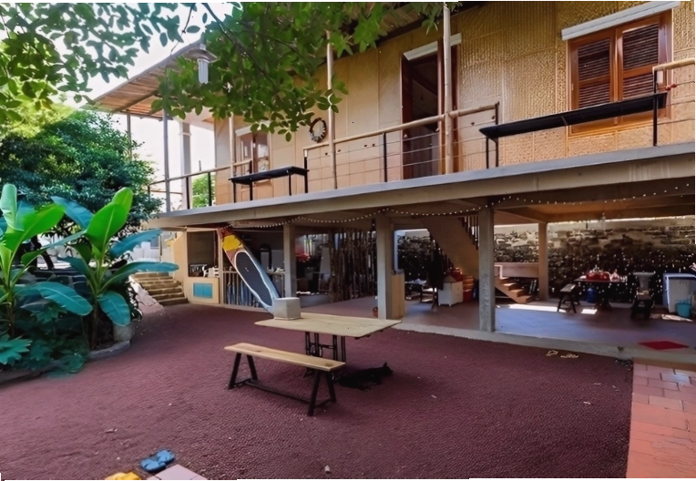 Không gian phòng ngủ ấm cúng tại homestay hồ Trị An