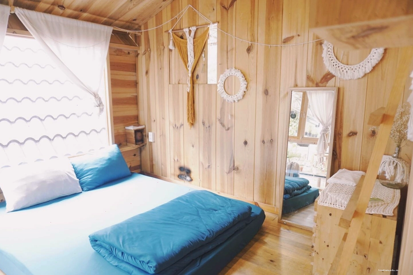 Không gian phòng ngủ ấm cúng tại Nhà Bên Đồi Homestay