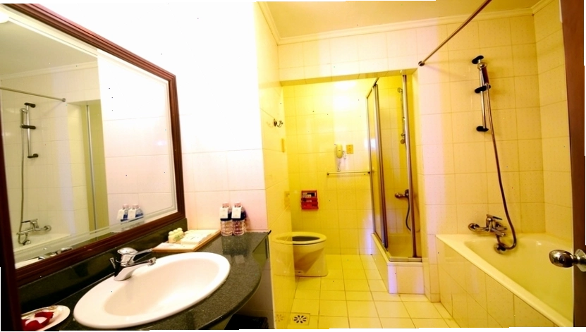Không gian phòng tắm tiện nghi tại khách sạn Yasaka Sài Gòn Nha Trang