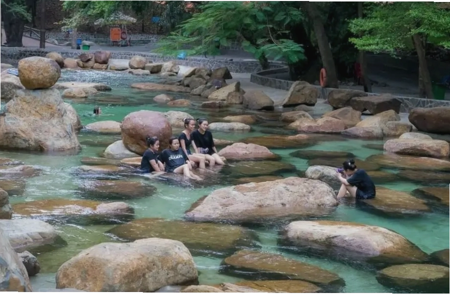 Không gian picnic xanh mát tại Khu du lịch Thủy Châu