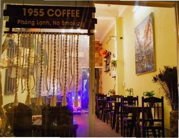 Không gian quán 1955 Coffee với tông màu vàng ấm áp