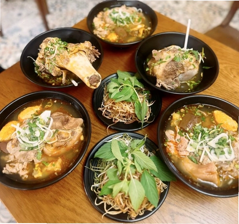 Không gian quán Bún Bò 1994 ấm cúng, sạch sẽ
