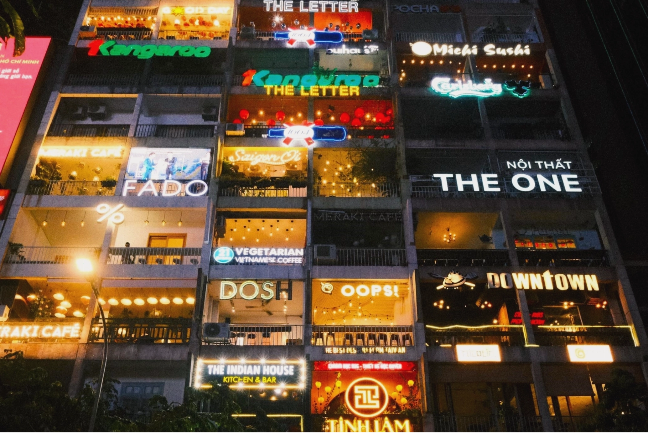 Không gian quán cà phê trên tầng cao của The Cafe Apartment với tầm nhìn ra thành phố