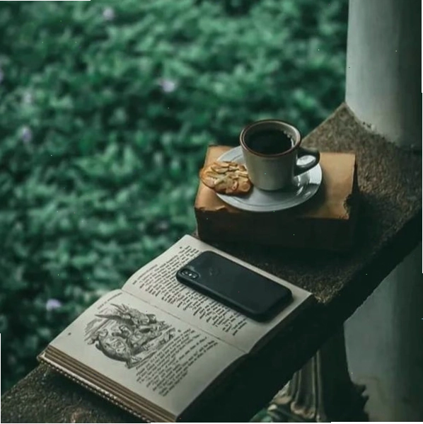 Không gian quán cafe ấm cúng với bàn ghế gỗ và ánh đèn vàng