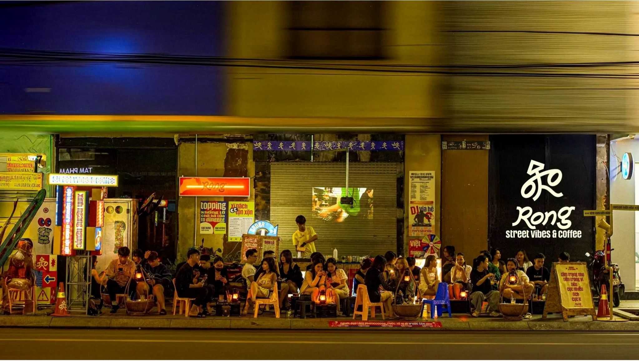 Không gian quán cafe DJ hiện đại với ánh sáng dịu nhẹ và nội thất sang trọng