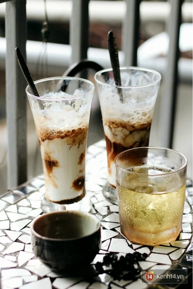 Không gian quán cafe Duy Trí với ánh đèn vàng ấm áp