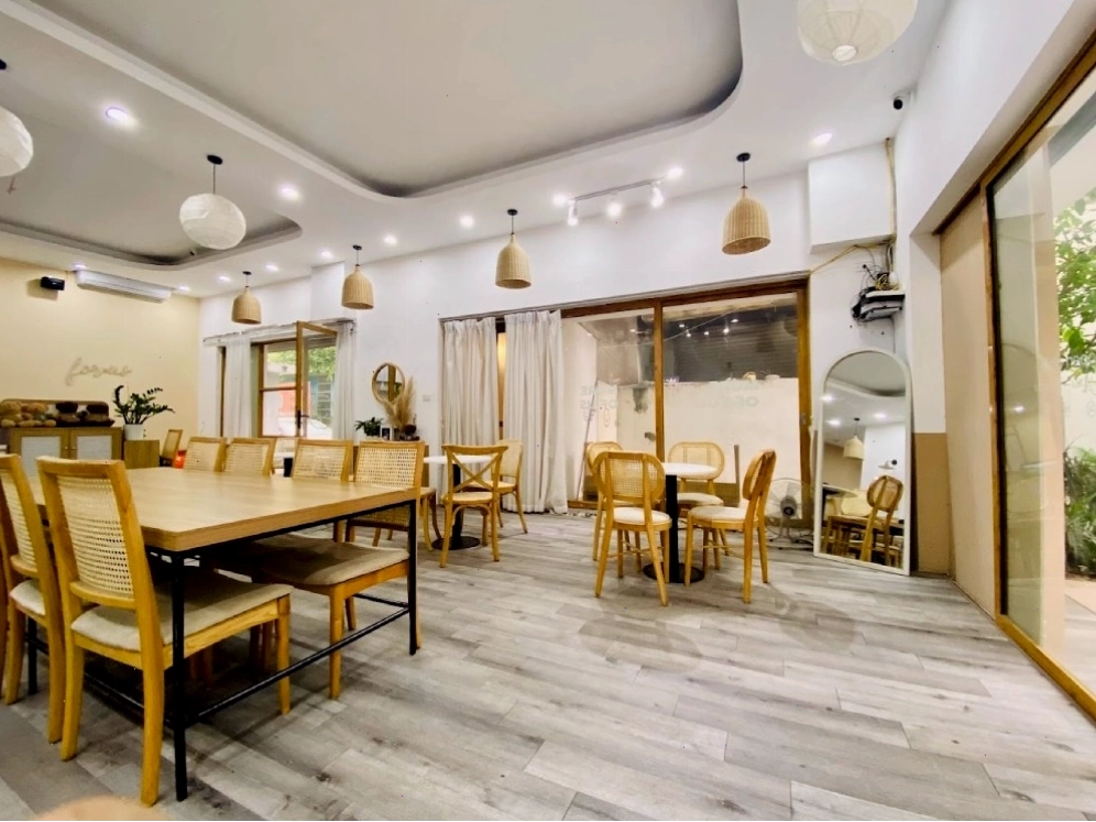 Không gian quán cafe For.Us Coffee phong cách Hàn Quốc với tông màu trắng be tinh tế