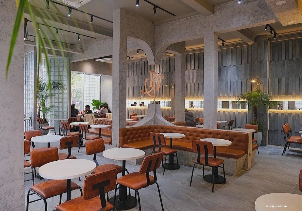 Không gian quán cafe hiện đại với tông màu xám chủ đạo
