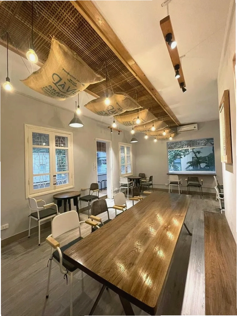 Không gian quán cafe là việt hà nội với thiết kế ấm cúng