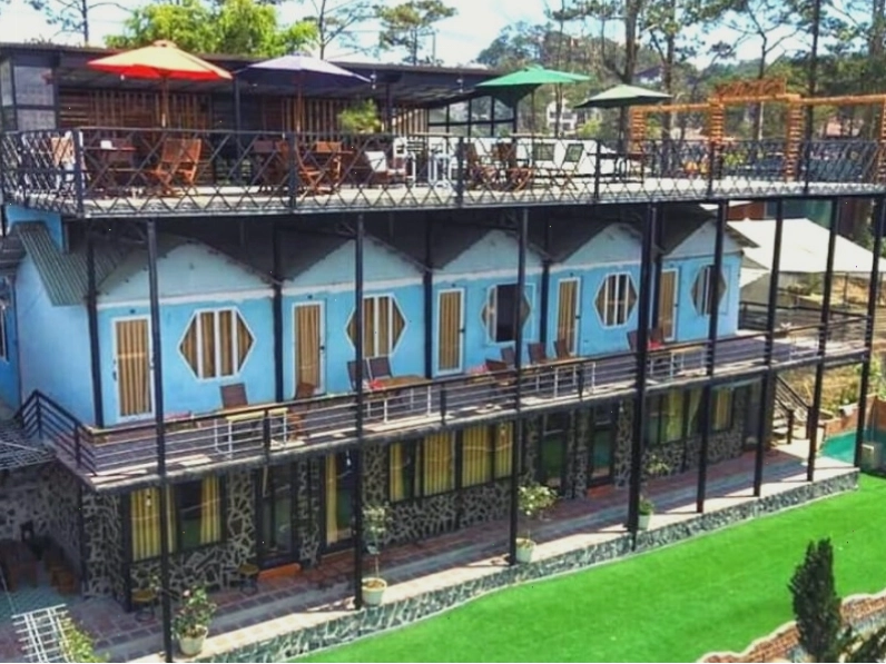 Không gian quán cafe tại Windy Hill Homestay với nhiều cây xanh