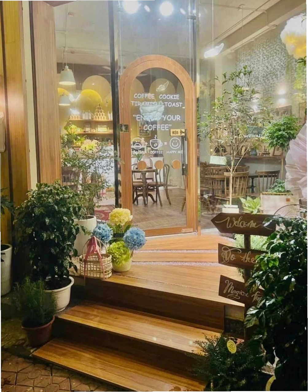 Không gian quán cafe với sự kết hợp của gỗ và cây xanh