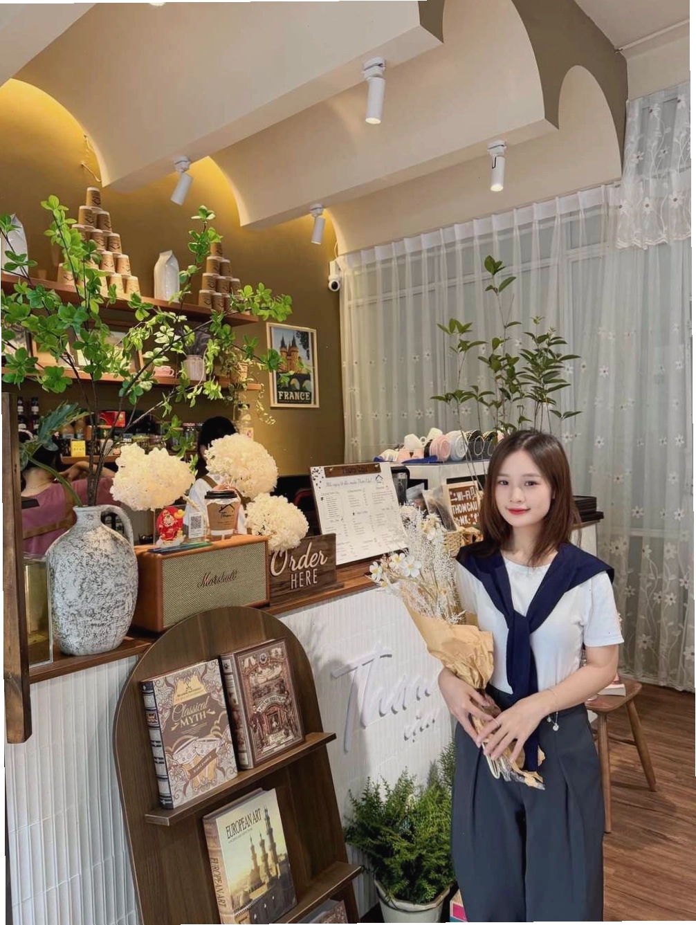 Không gian quán cafe với tông màu gỗ ấm áp