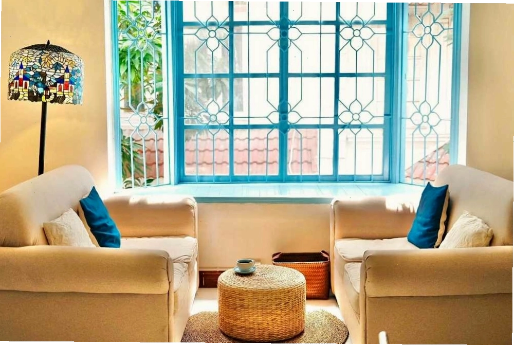 Không gian quán cafe với tông màu trầm và ánh sáng yếu