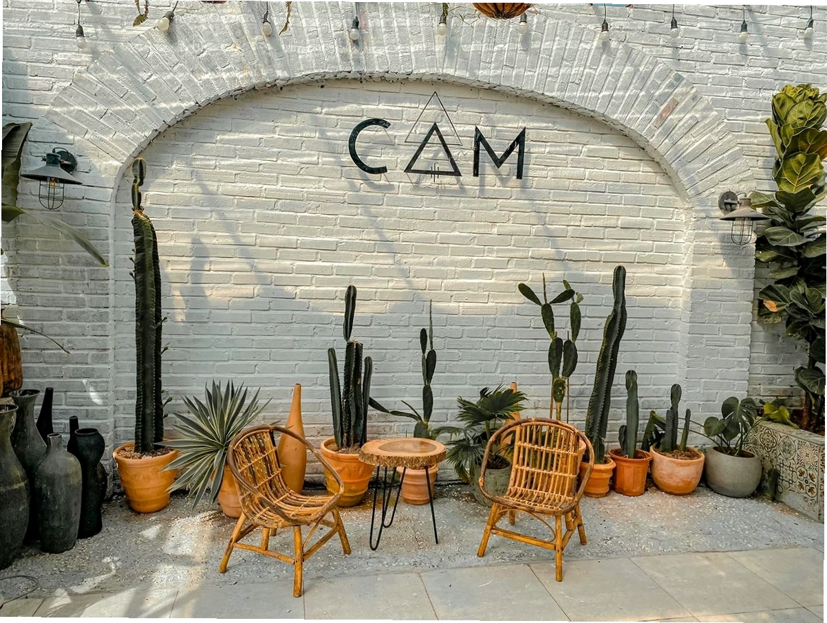 Không gian quán Cam Cafe Hạ Long với thiết kế ấn tượng và view đẹp