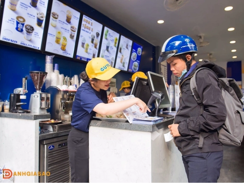Không gian quán Guta Cafe ấm cúng và hiện đại