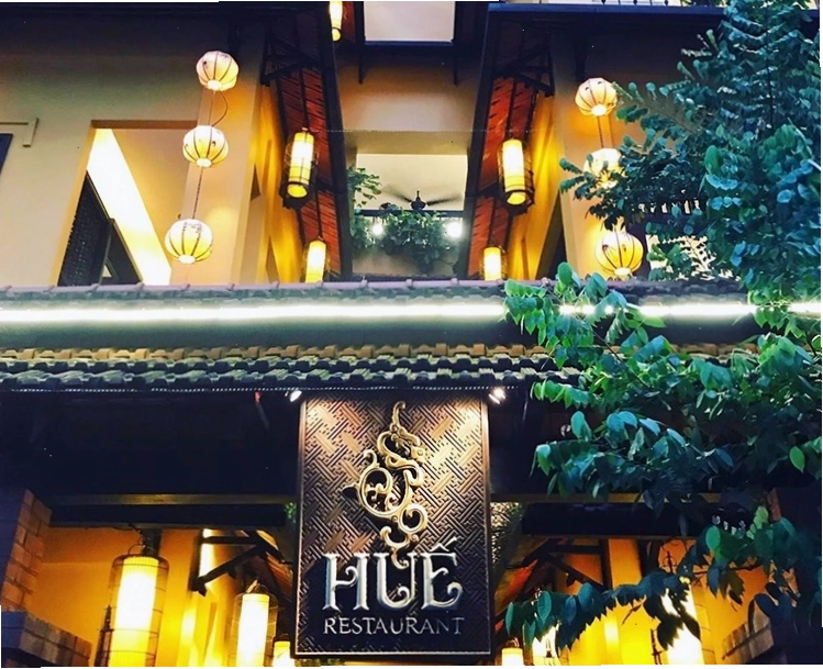 Không gian quán Huế bán bún bò Huế tại Ba Đình với tông màu nâu chủ đạo
