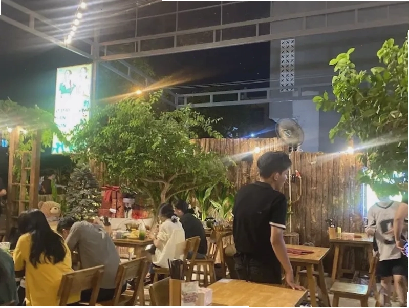 Không gian quán Ở Đây Bán Món Thái với cây xanh mát mẻ