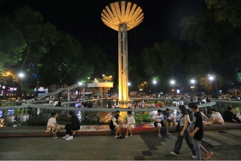 Không gian quán PhinDeli nhìn ra Hồ Con Rùa