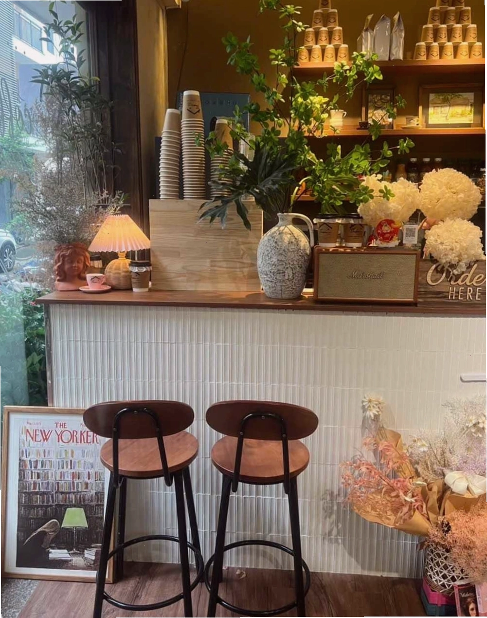 Không gian quán Thom Cau Coffee với ánh đèn ấm áp