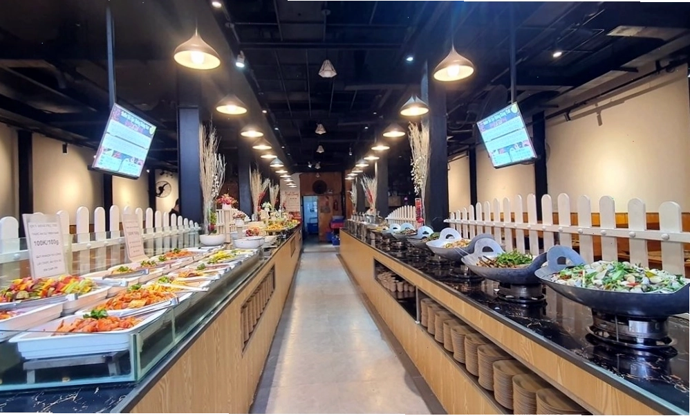 Không gian quầy buffet đẹp mắt với đa dạng hải sản tại Những Chàng Trai Gò Vấp
