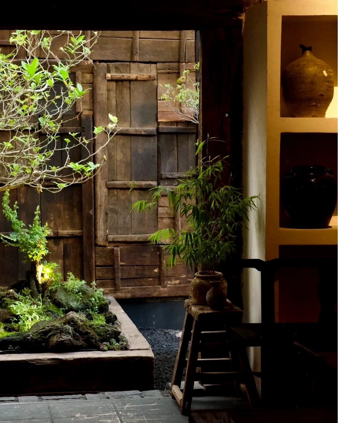 Không gian rộng rãi thoáng mát của ThiBa Cafe với tường gạch thô và cây xanh