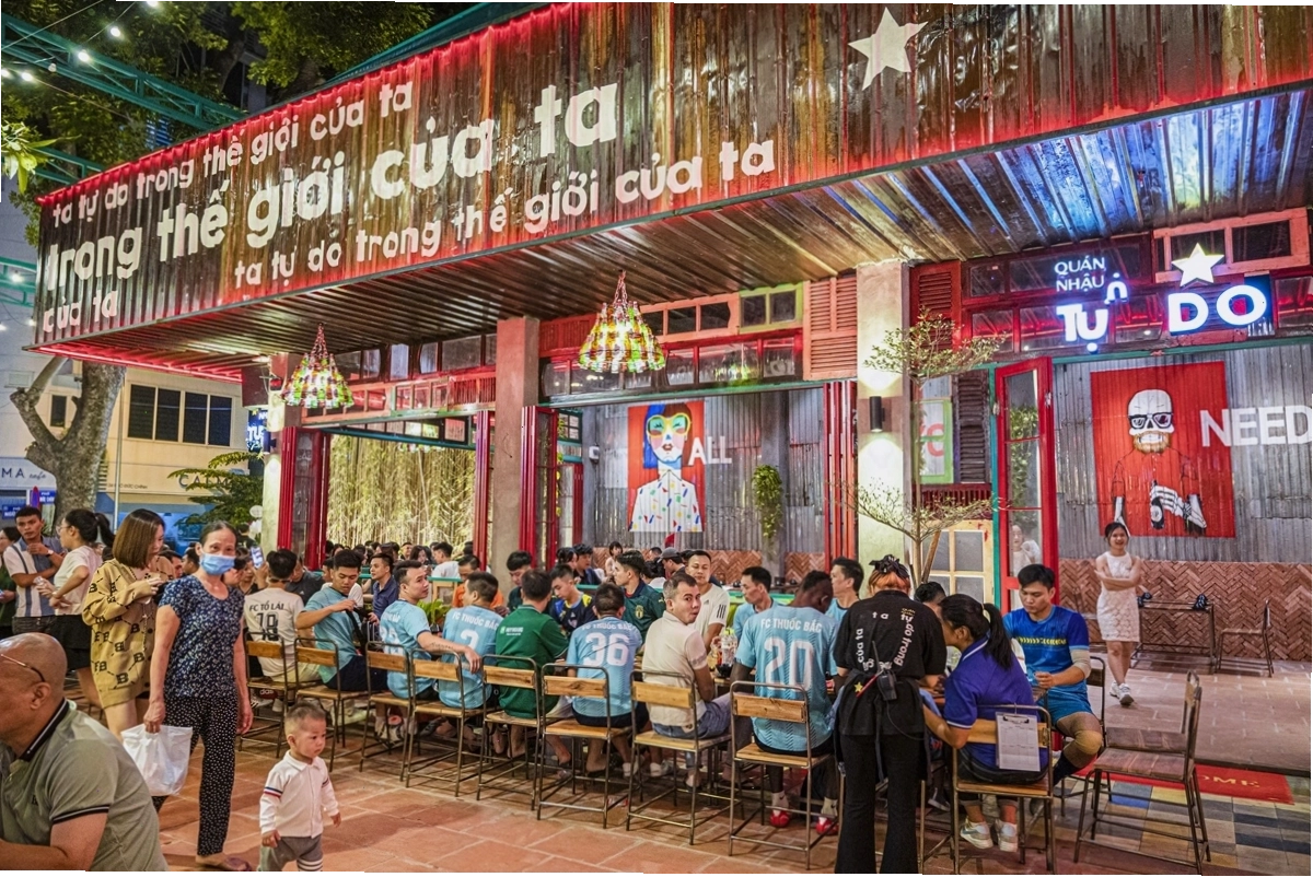 Không gian sân vườn lãng mạn tại Maii Bistro