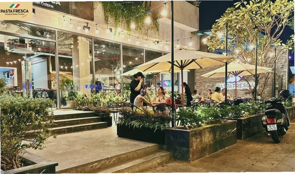 Không gian sân vườn nhà hàng ấm cúng, gần gũi tạo cảm giác thư thái