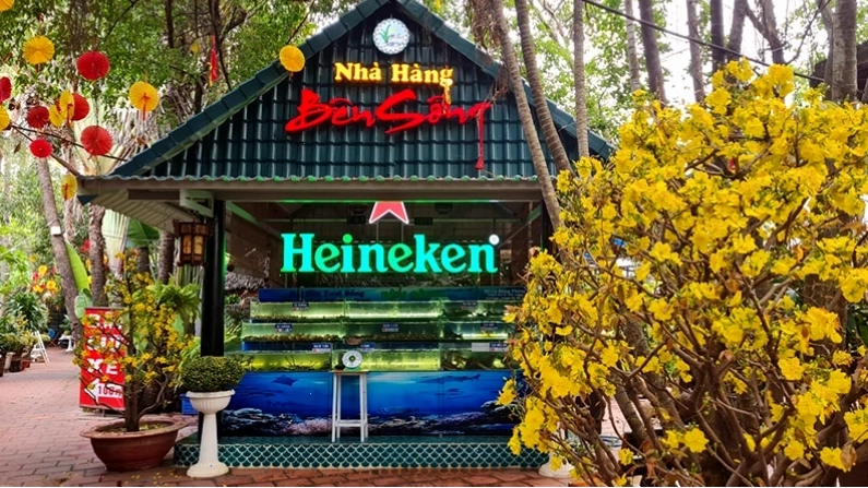Không gian sân vườn rộng rãi của Nhà hàng Bên Sông
