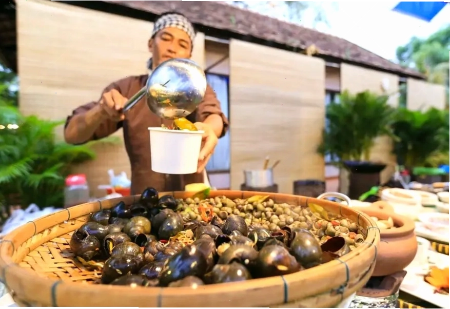 Không gian sân vườn rộng rãi tại Khu Du Lịch Văn Thánh