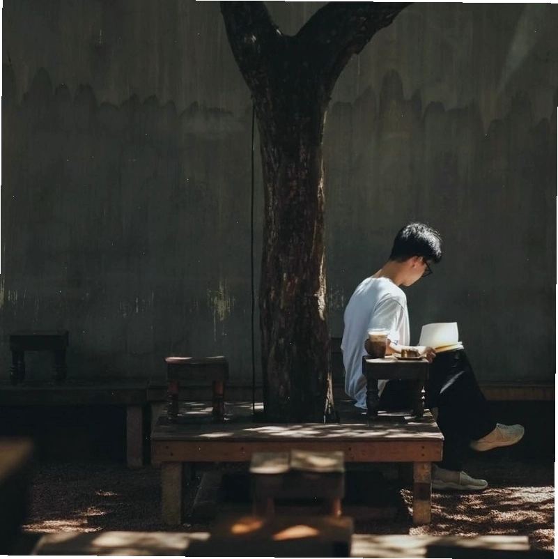 Không gian sân vườn thoáng đãng tại một quán cafe ở Sài Gòn