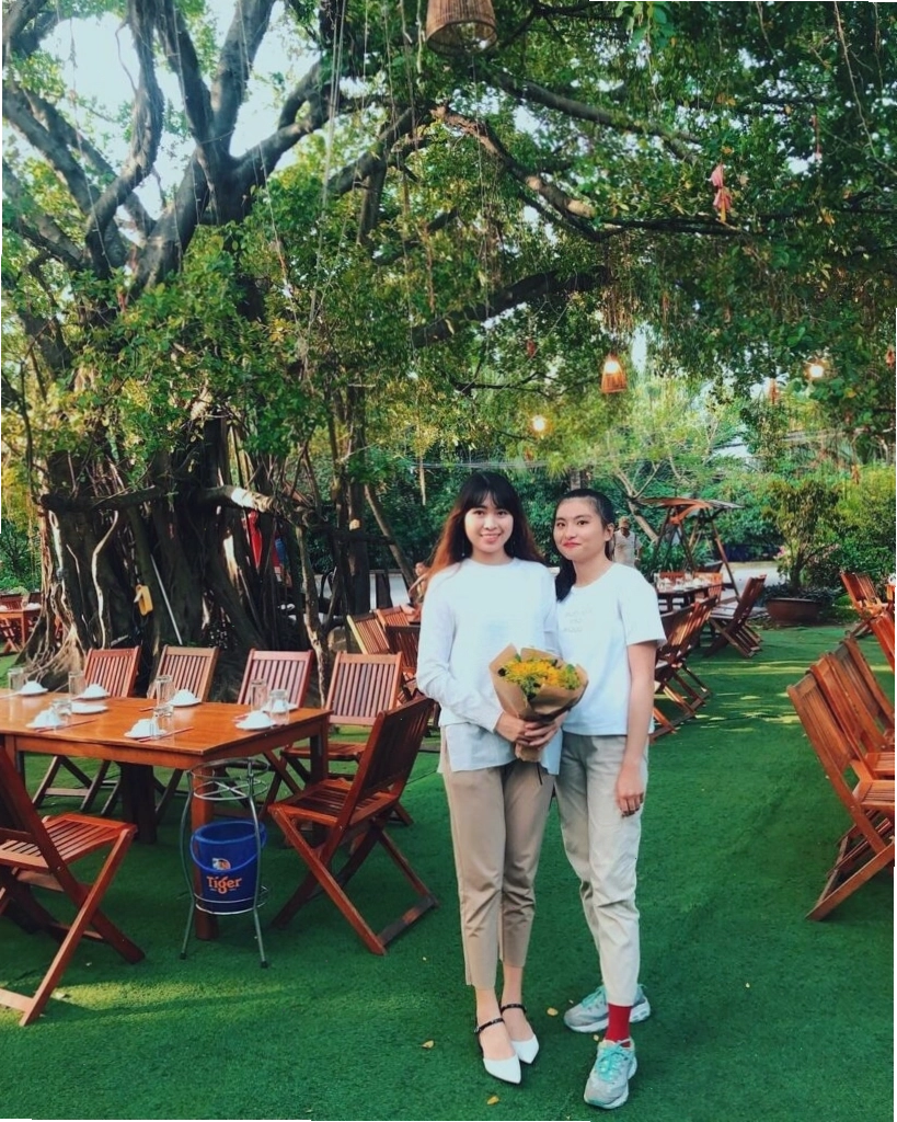 Không gian sân vườn thoáng đãng tại Nhà hàng Sân Vườn Bên Sông Kha Vạn Cân