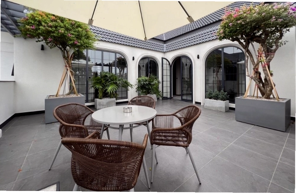 Không gian sân vườn thoáng đãng tại The Malibu Hotel