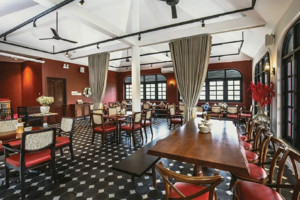 Không gian sang trọng, ấm cúng tại nhà hàng Maison Mận Đỏ, Quận 1