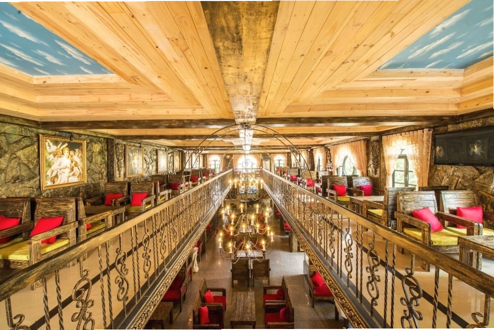 Không gian sang trọng bên trong của Stone Castle Cafe với nhiều khu vực độc đáo