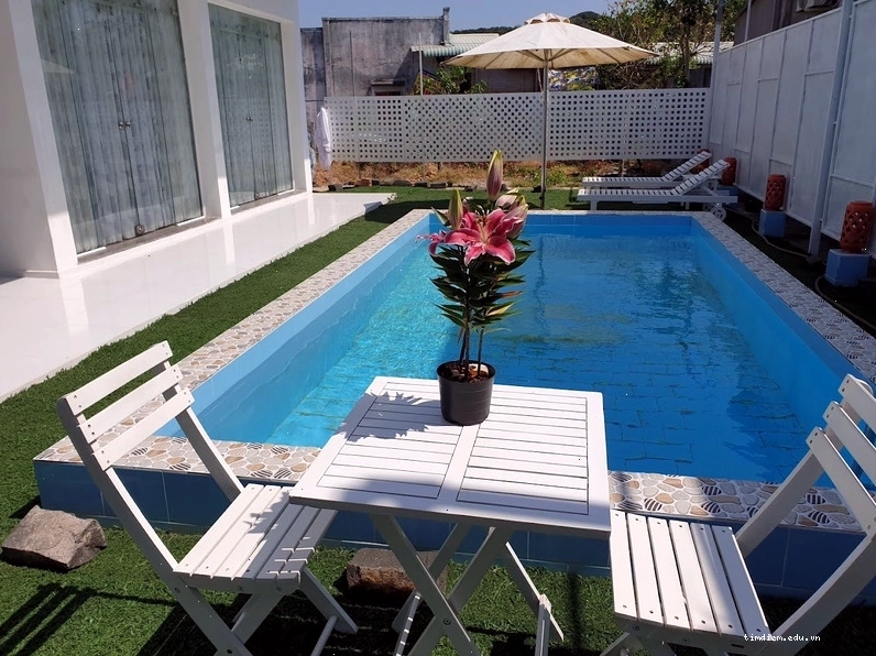 Không gian sang trọng của Hồ Tràm Beach Homestay với cây xanh bao quanh