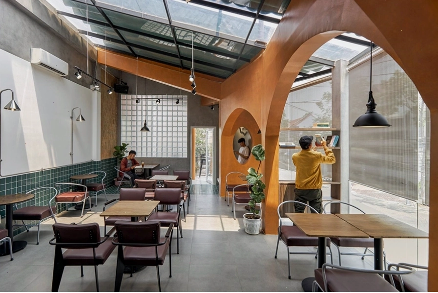 Không gian sang trọng của Le Petit Cafe với kiến trúc châu Âu tinh tế