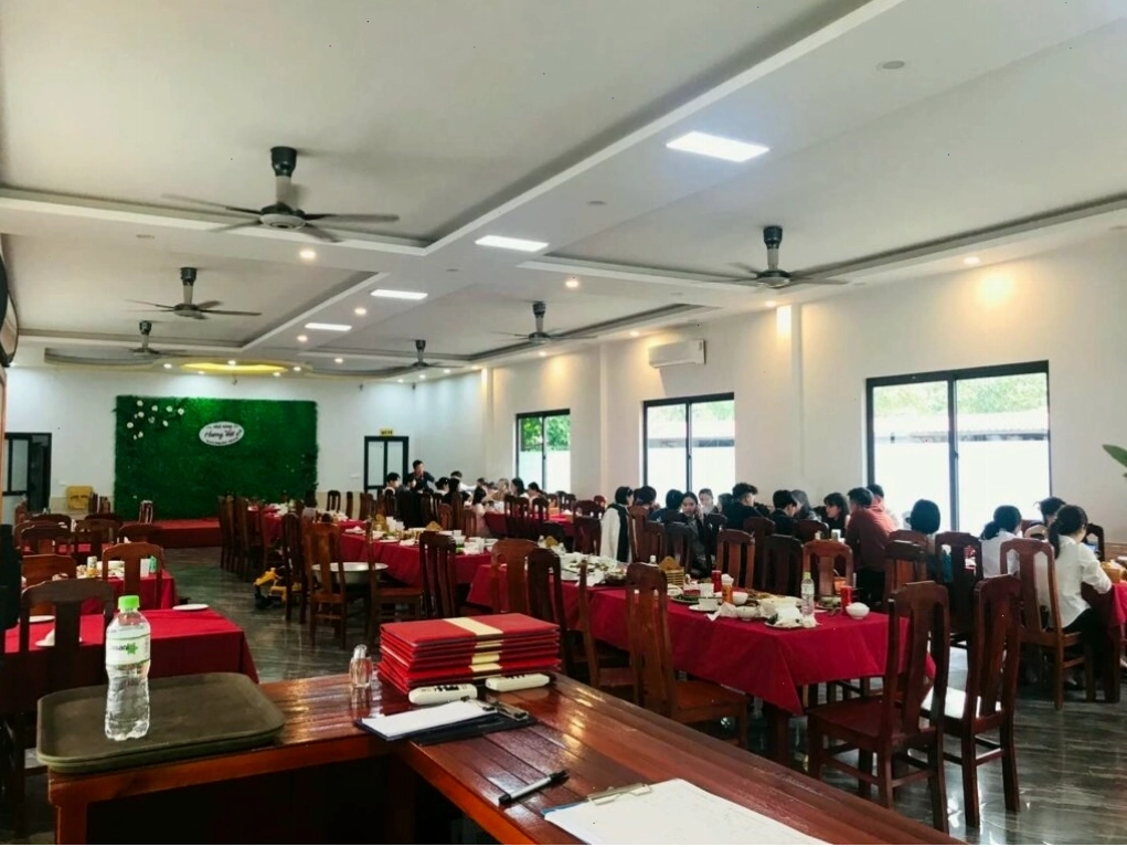 Không gian sang trọng của Nhà hàng Hương Việt Đại Lải