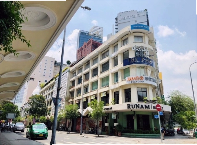 Không gian sang trọng của Runam Bistro Đồng Khởi với nội thất gỗ và đèn chùm cổ điển