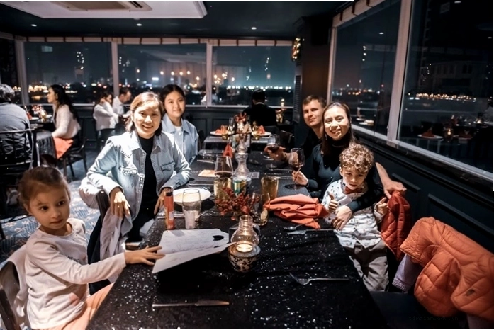 Không gian sang trọng của The Gourmet Corner nhìn ra thành phố