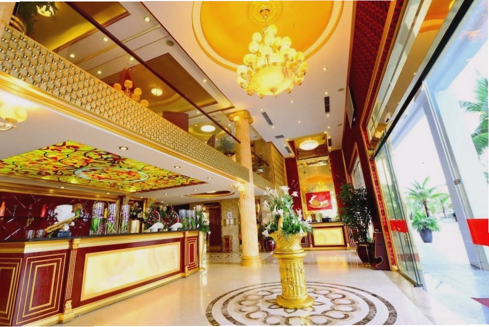 Không gian sang trọng nhìn ra Vịnh Hạ Long tại Nhà hàng Cua Vàng Bãi Cháy